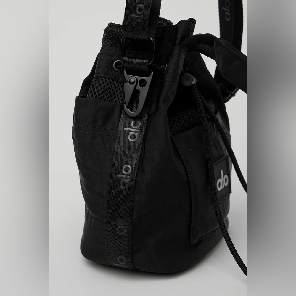 ALO YOGA | ✨NWOT✨Utility Cross Body Bucket Bag in Black - Picture 5 of 5